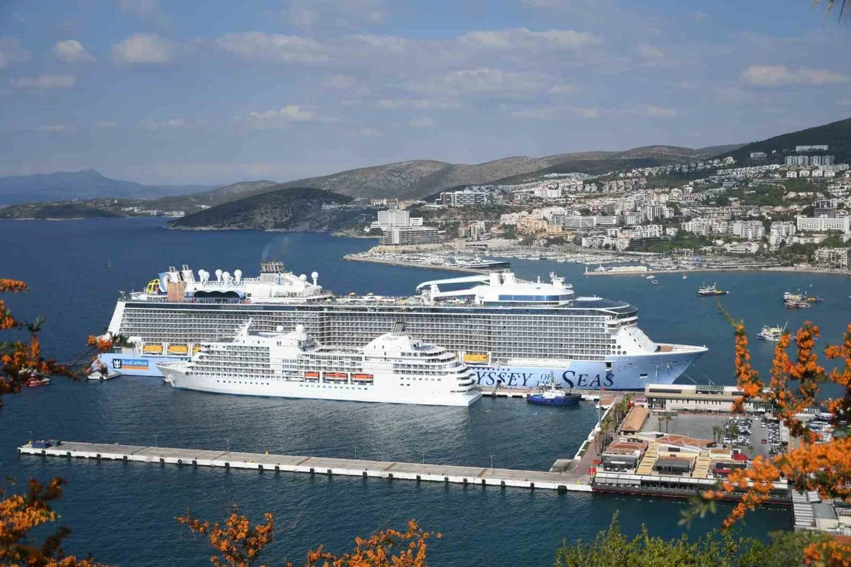 Kuşadası Limanı'na 2 kruvaziyerle 4 bin 694 turist geldi, esnafın yüzü güldü