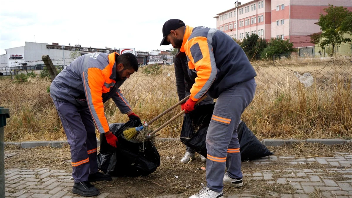 Lüleburgaz Belediyesi yaklaşık 1500 çöp poşeti dolusu atık toplayıp 'Çöp atma' yazdı