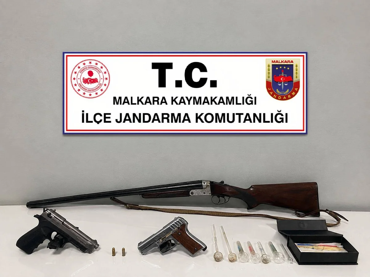 Malkara'da jandarma baskınında evde ruhsatsız silah ve uyuşturucu aparatları bulundu