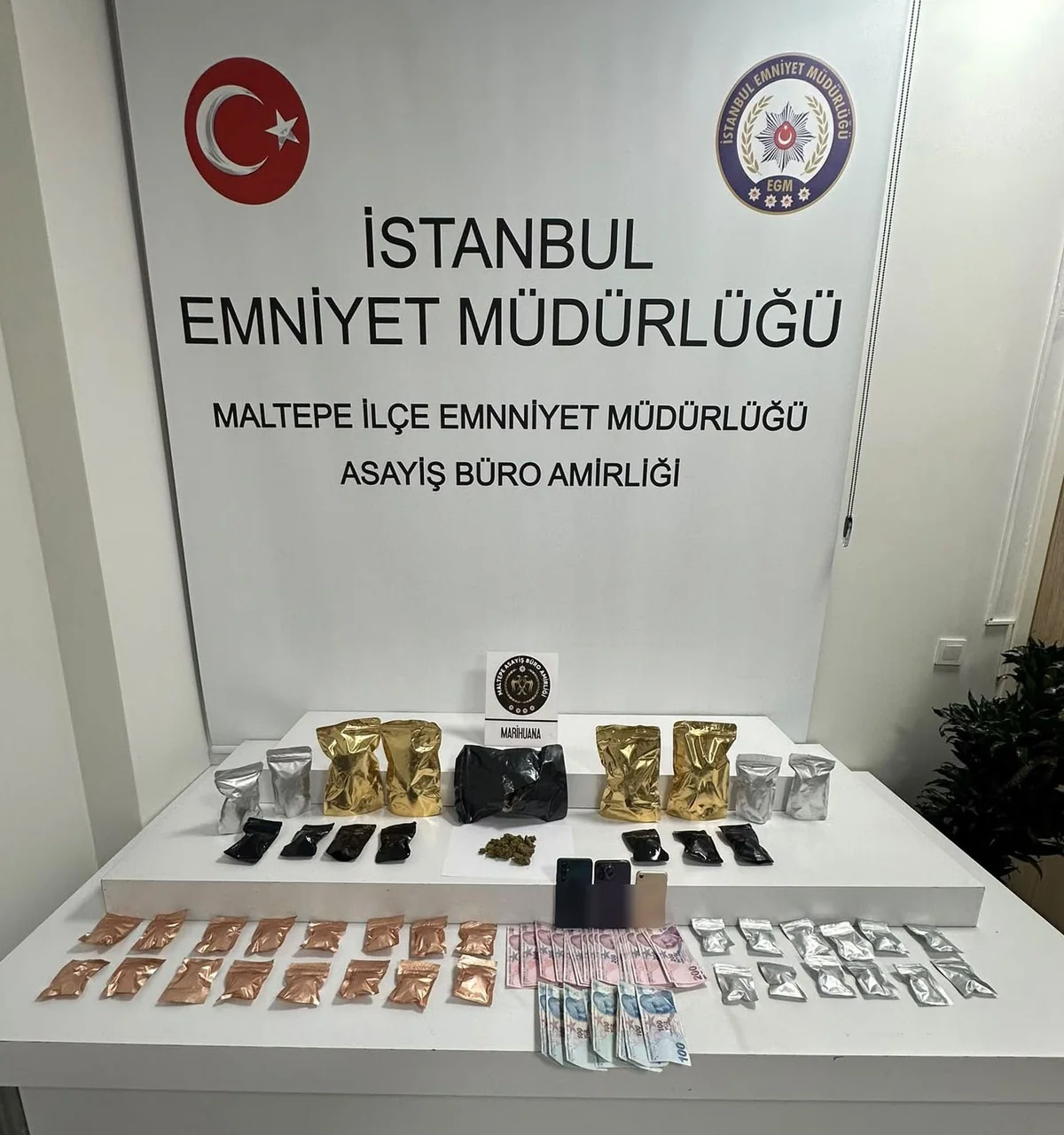 Maltepe ve Kartal'da 770 gram marihuana ve nakit para ele geçirildi, 2 şüpheli tutuklandı