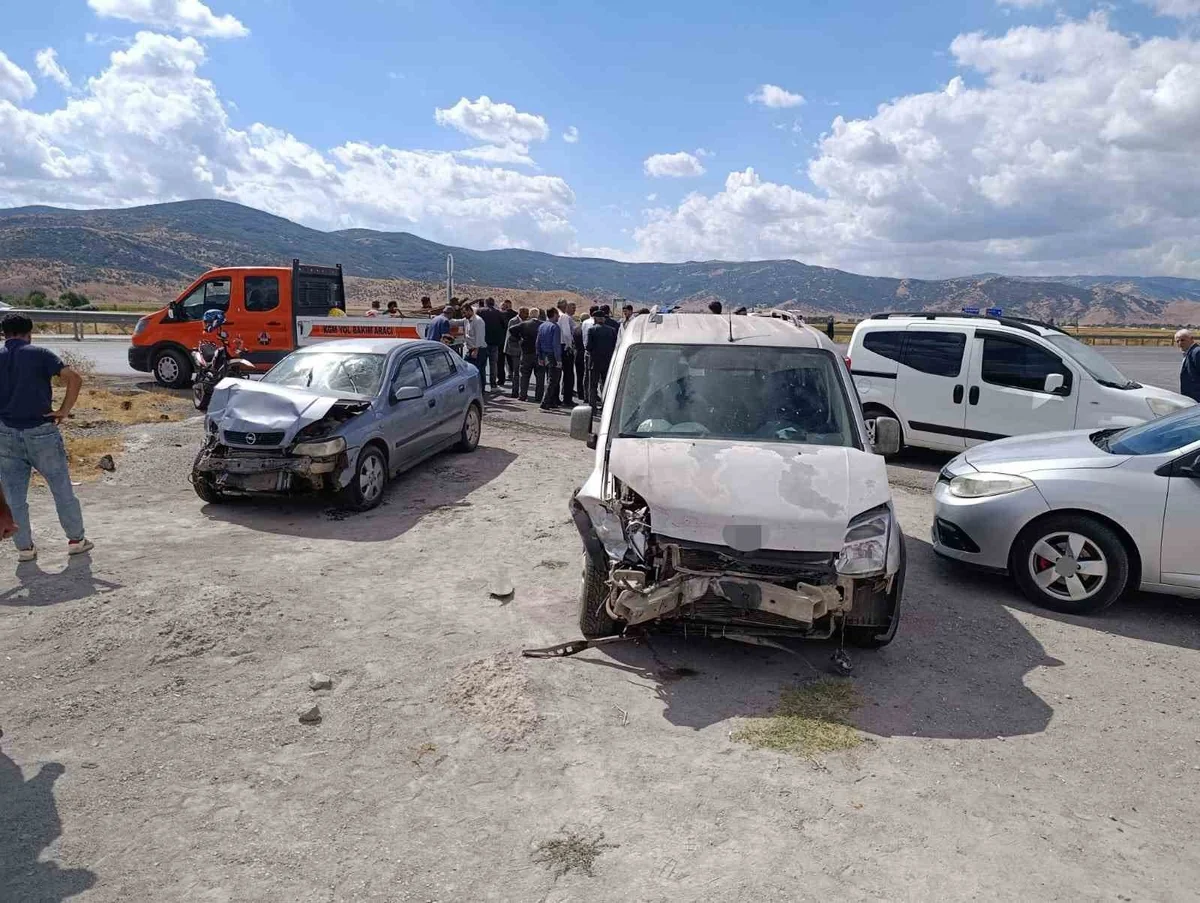 Muş'ta otomobil ile hafif ticari aracın çarpıştığı kazada 2 kişi yaralandı