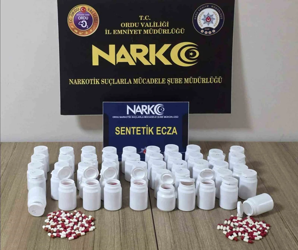 Ordu Gülyalı'da 3 bin 64 sentetik ecza maddesi ele geçirildi, 2 şüpheli tutuklandı.