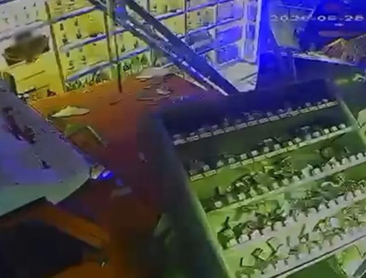 Sakarya Geyve'de iddiaya göre veresiye talebi reddedilen kişi tekele kamyonla daldı