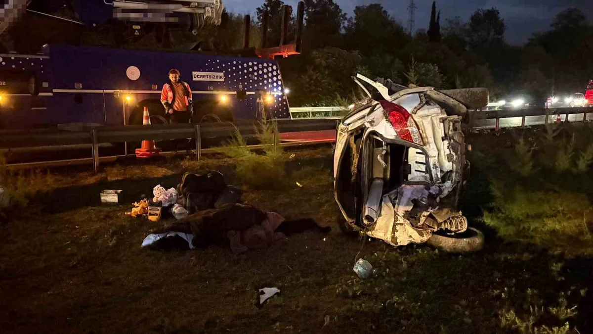 Sakarya Hendek'te refüje savrulan otomobil devrildi, 1 kişi öldü, 4 kişi yaralandı