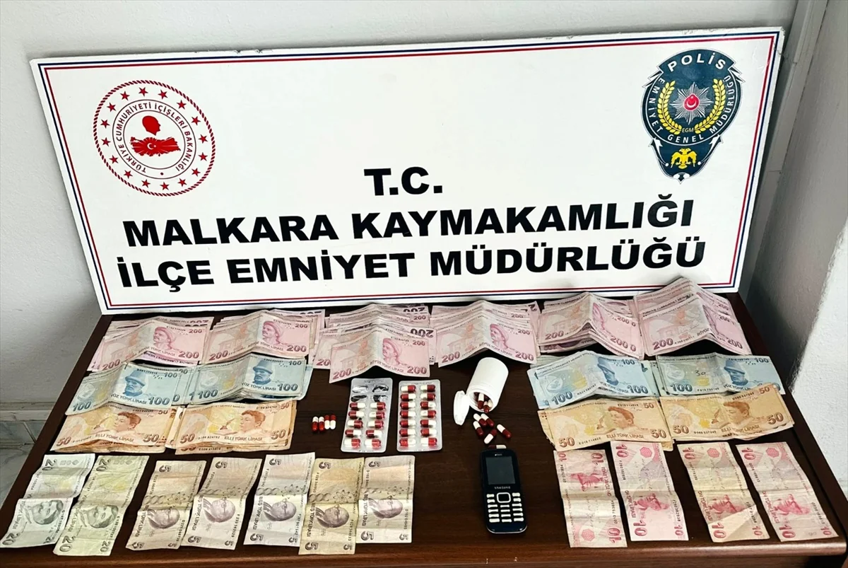 Tekirdağ Malkara'da araç takibinde 211 uyuşturucu hap, 24 bin 505 lira ele geçirildi