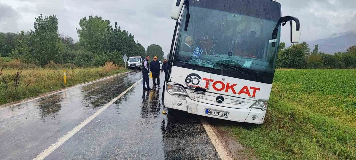 Tokat-Almus kara yolunda otobüs kamyonete çarptı, 1'i ağır 2 kişi yaralandı