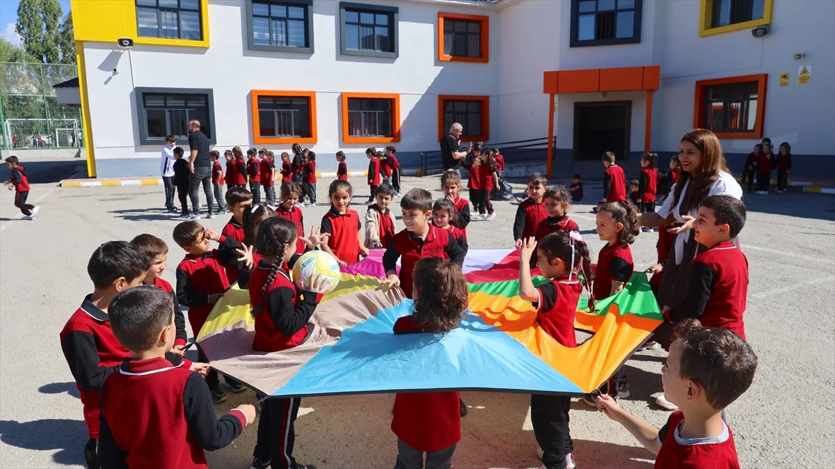 Van'da çocuklar "Maarifin Kalbinde Oyun" etkinliğinde eğlendi