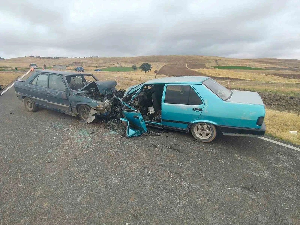 Afyonkarahisar Çobanlar'da kafa kafaya çarpışan otomobillerde 5 kişi hafif yaralandı