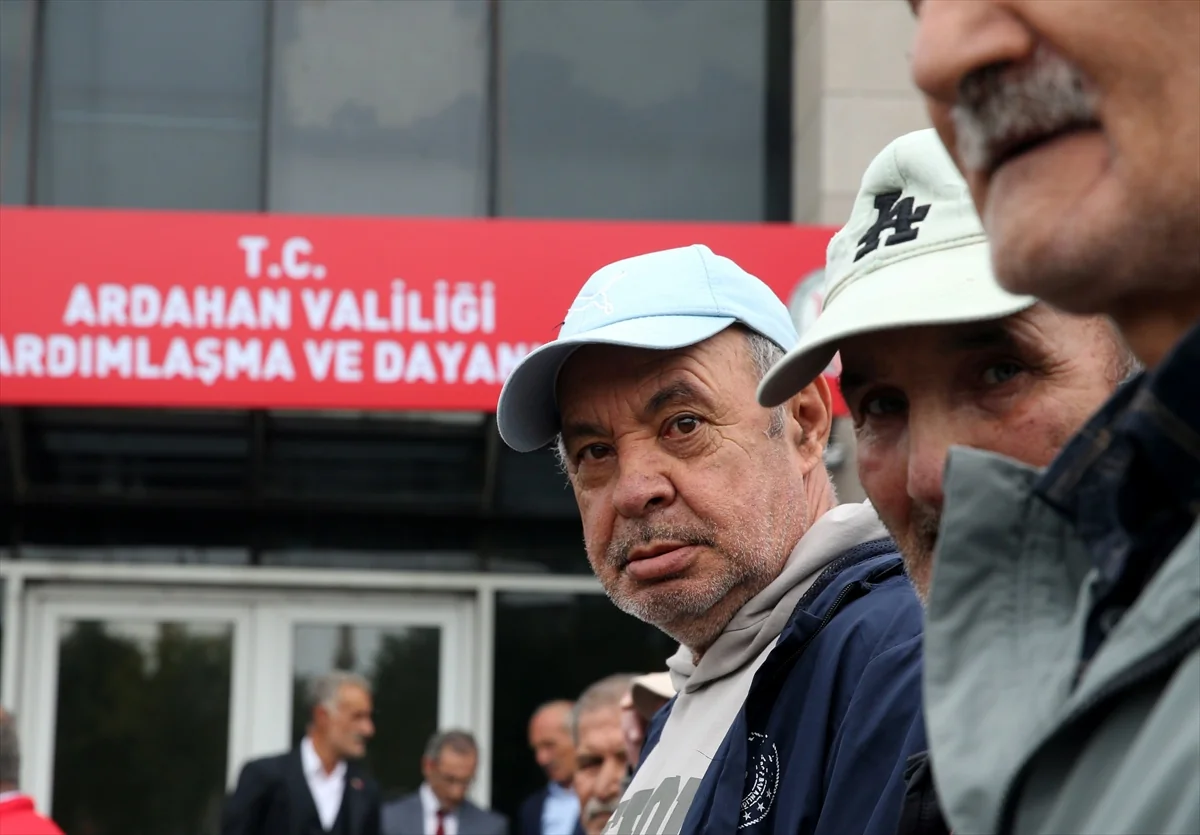 Ardahan Valisi Yamlı, Dünya Yaşlılar Günü etkinliğinde yaşlılarla sohbet etti