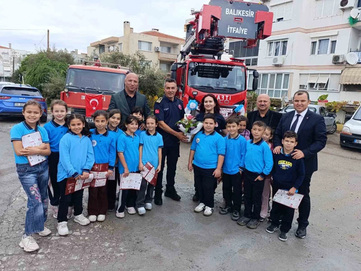 Bağyüzü İlkokulu öğrencileri Ayvalık'ta itfaiyecilerin haftasını kutladı