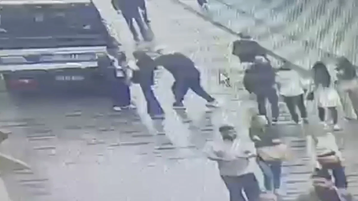 Beyoğlu'nda kadının cep telefonunu kapkaçla alan şüpheli suçüstü yakalandı