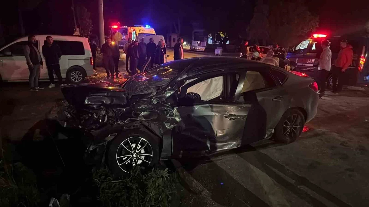 Bilecik Osmaneli'de tır otomobile çarptı, kazada 5 kişi yaralandı