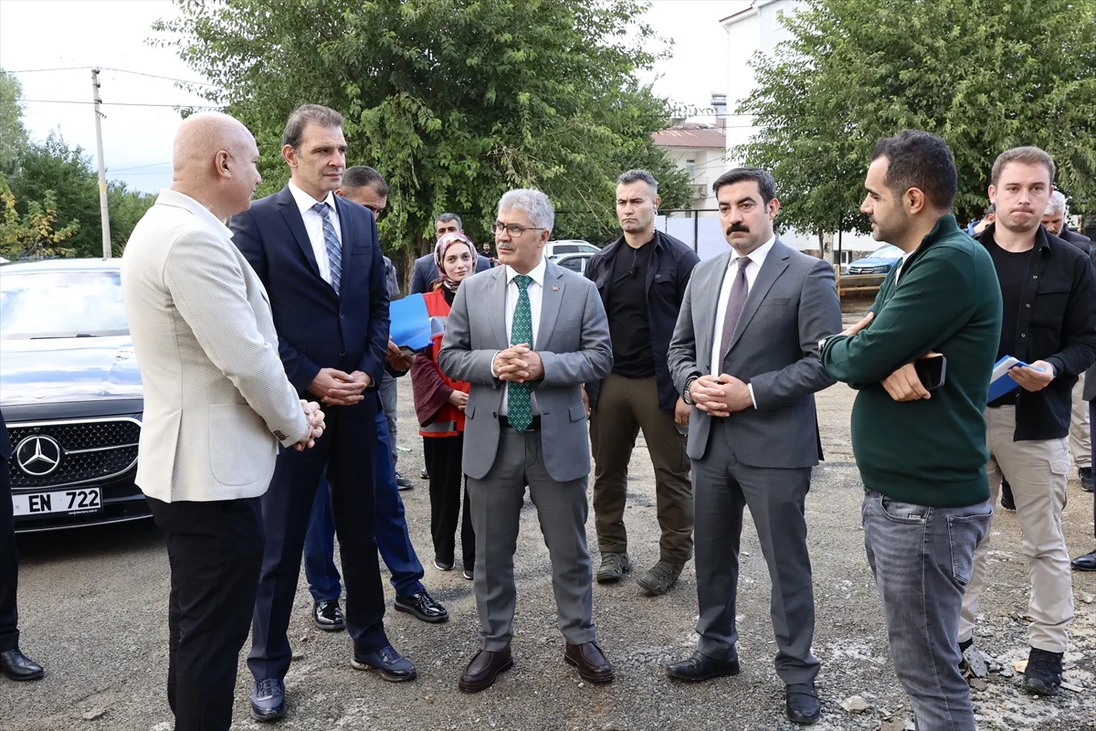 Bingöl Valisi Çelik, Genç'te 818 seyirci kapasiteli spor salonu inşaatını inceledi