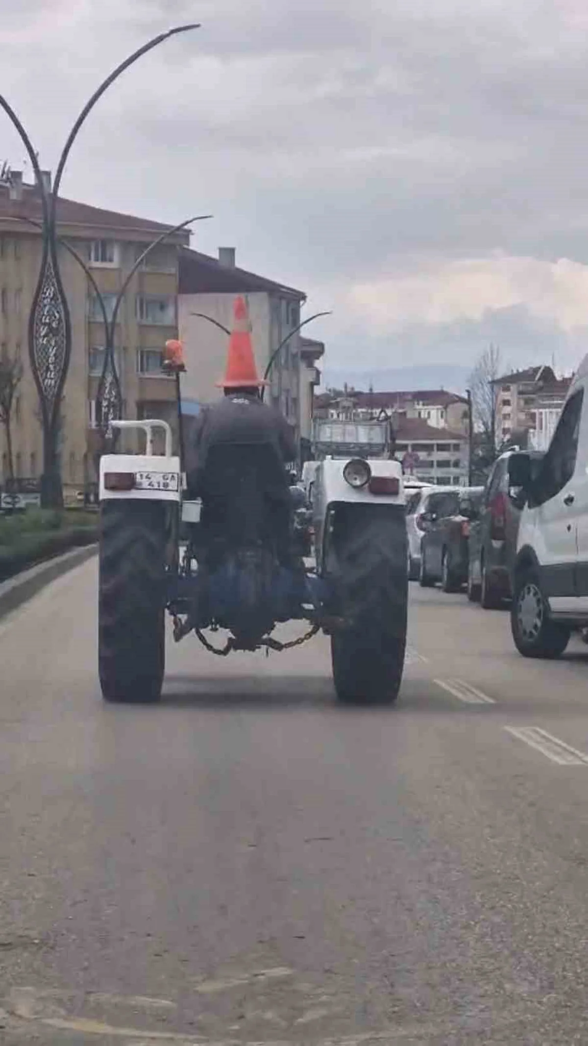 Bolu'da başına duba geçiren traktör sürücüsü, caddede ilginç görüntülere neden oldu