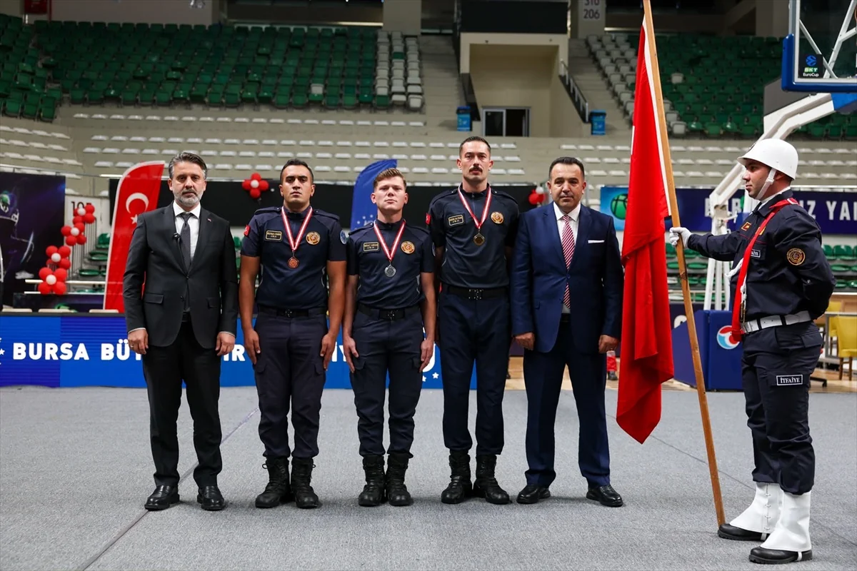 Bursa'da 150 aday itfaiyeci, üç aylık mesleki eğitimini tamamladı
