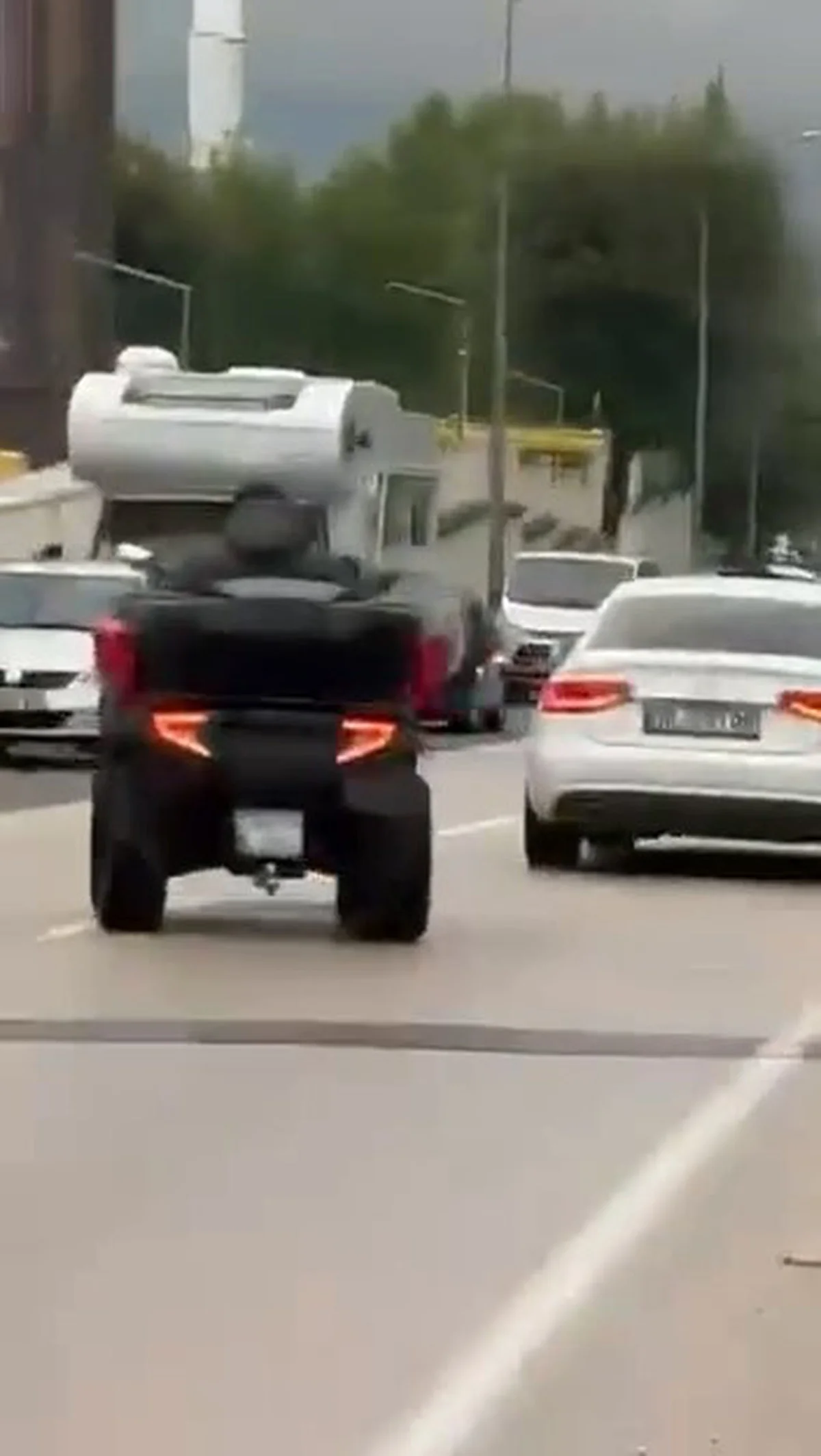Bursa Nilüfer'de ATV'li sürücü trafikte drift ve makas attı, o anlar kamerada