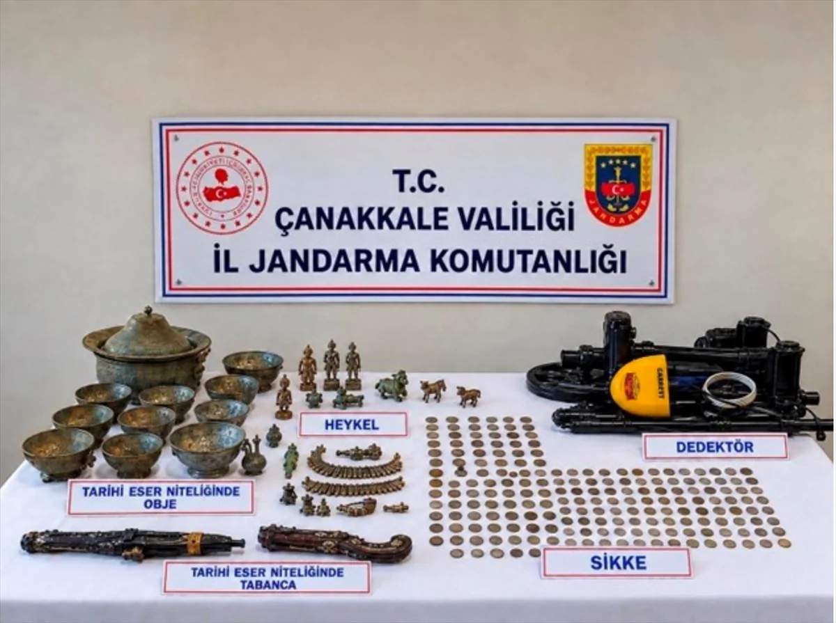 Çanakkale Ezine'de jandarma, 179 sikke ve çok sayıda obje ele geçirdi