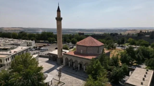 Depremde hasar gören 6 tarihi cami yeniden cemaatiyle buluşuyor