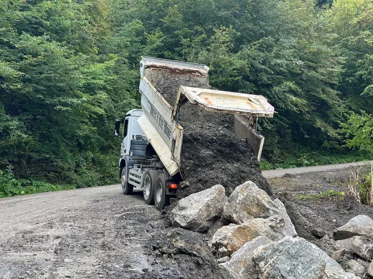 Düzce Kaynaşlı'da ikinci heyelan bölgesinde İl Özel İdaresi taş tahkimatı yaptı