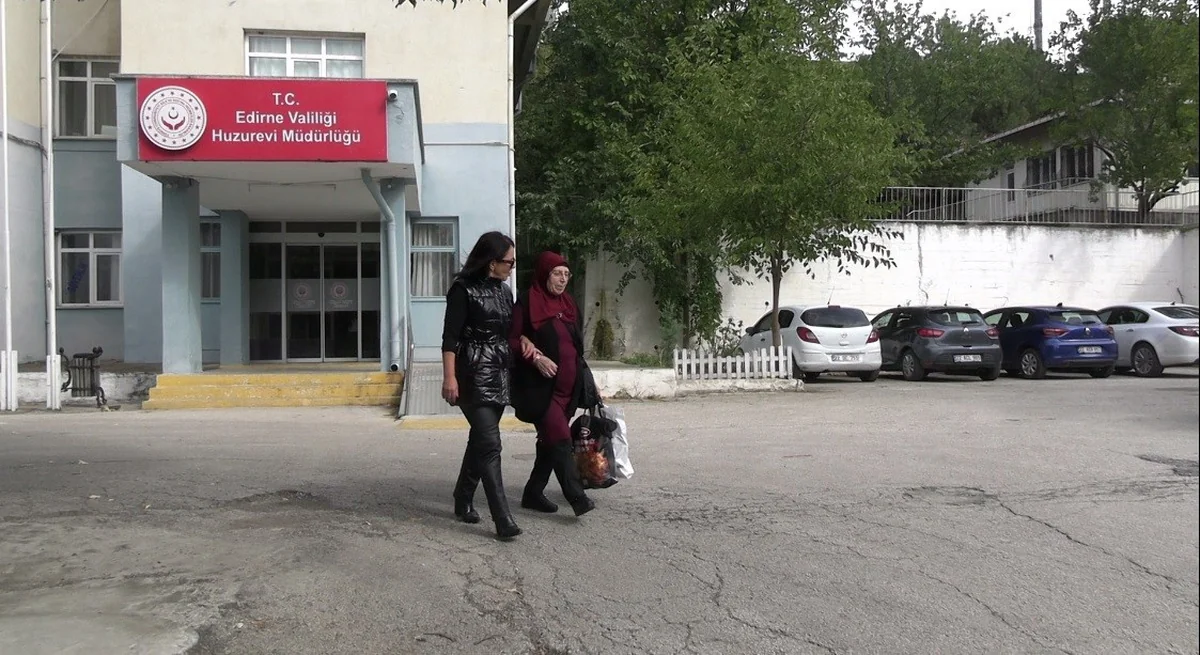 Edirne'de 77 yaşındaki Asiye Kaçar, Dünya Yaşlılar Günü'nde Salarlı köyüne götürüldü