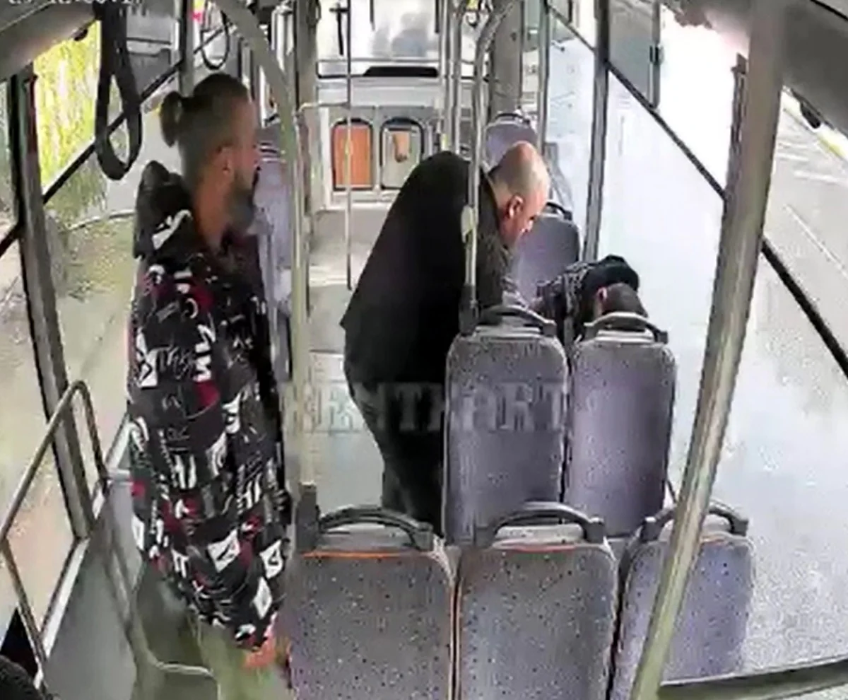 Edirne'de iki midibüs şoförü, nöbet geçiren yolcuya ambulans gelene kadar müdahale etti