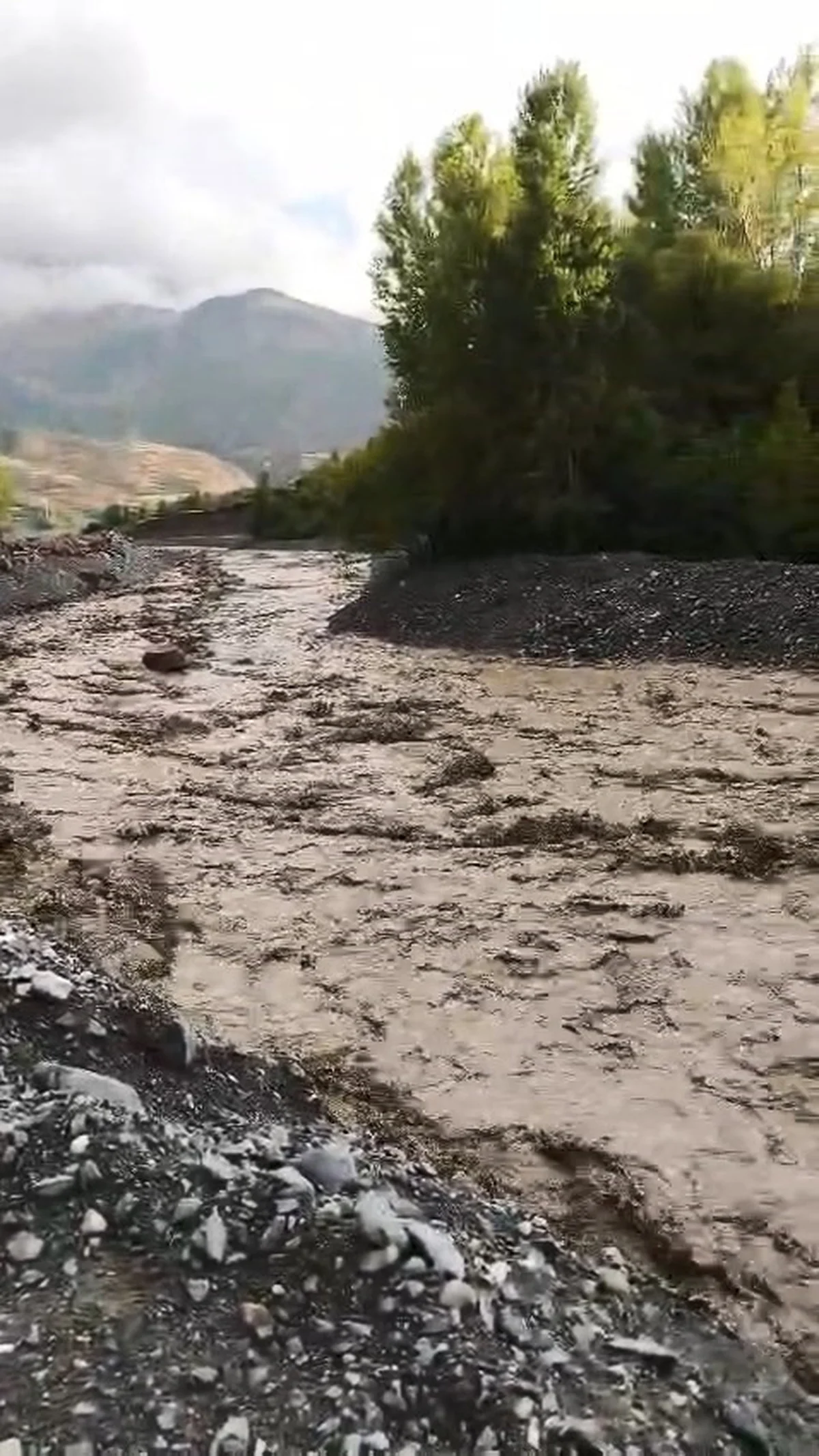 Elazığ Palu'da şiddetli yağış köylerde sele yol açtı, yollar kullanılamaz hale geldi