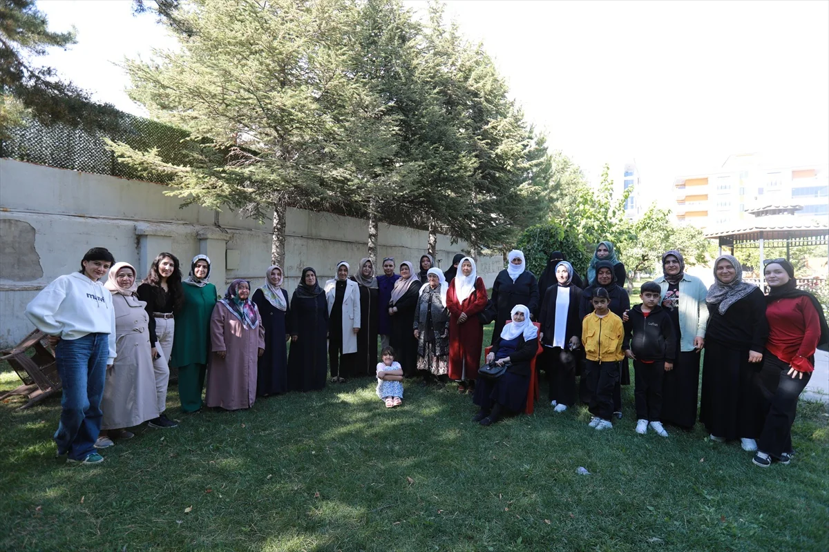 Erciş Kaymakamı Ahmed Çelik'in eşi Havva Çelik, şehit annelerini ağırladı