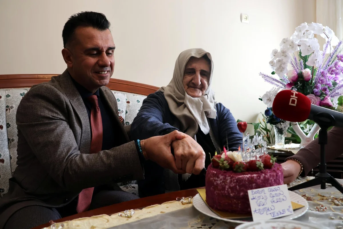 Erzurum'da yalnız yaşayan 85 yaşındaki Asuman Atasever'e doğum günü sürprizi yapıldı