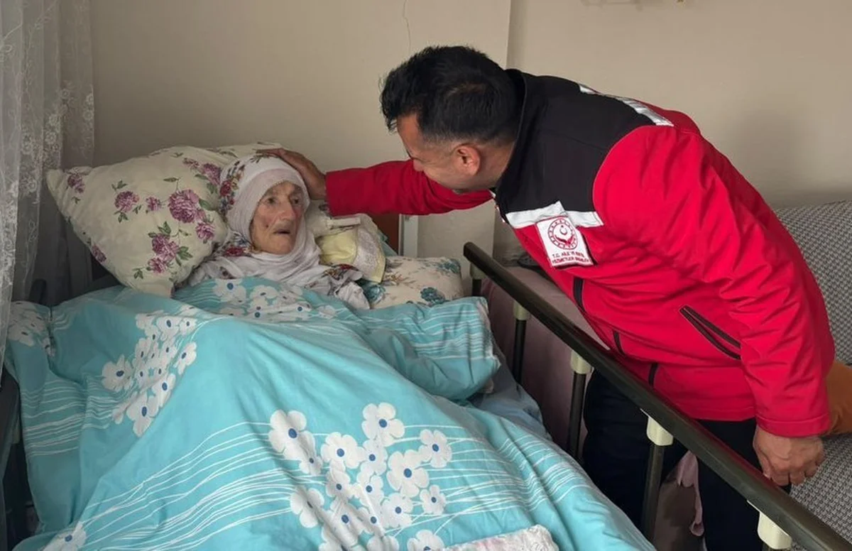 Erzurum İspir'de Aile ve Sosyal Hizmetler Müdürü, 114 yaşındaki Salli Nine'yi ziyaret etti