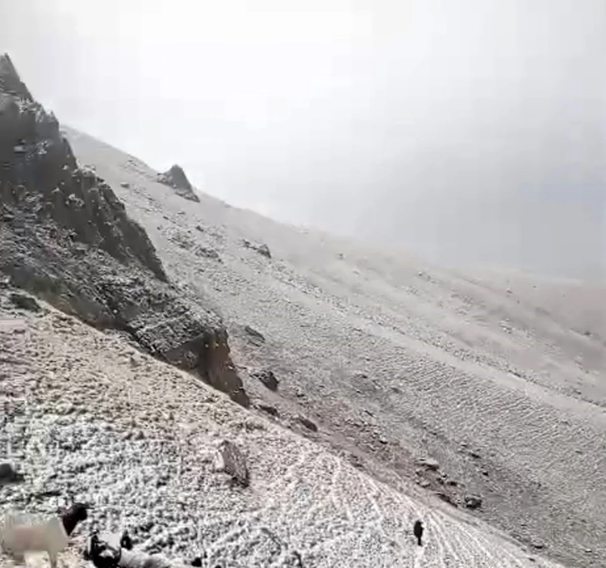 Erzurum Karayazı'da Çakmak Dağı mevsimin ilk karıyla beyaza büründü