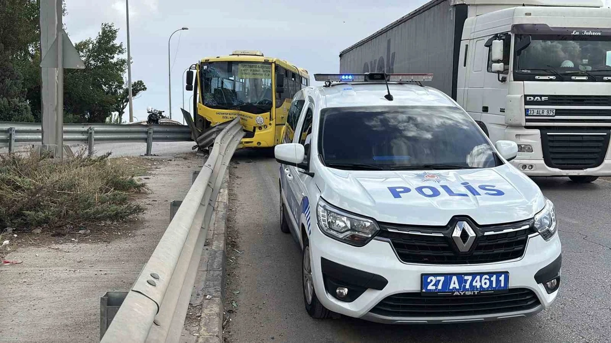Gaziantep’te halk otobüsü demir bariyerlere çarptı: 9 yaralı