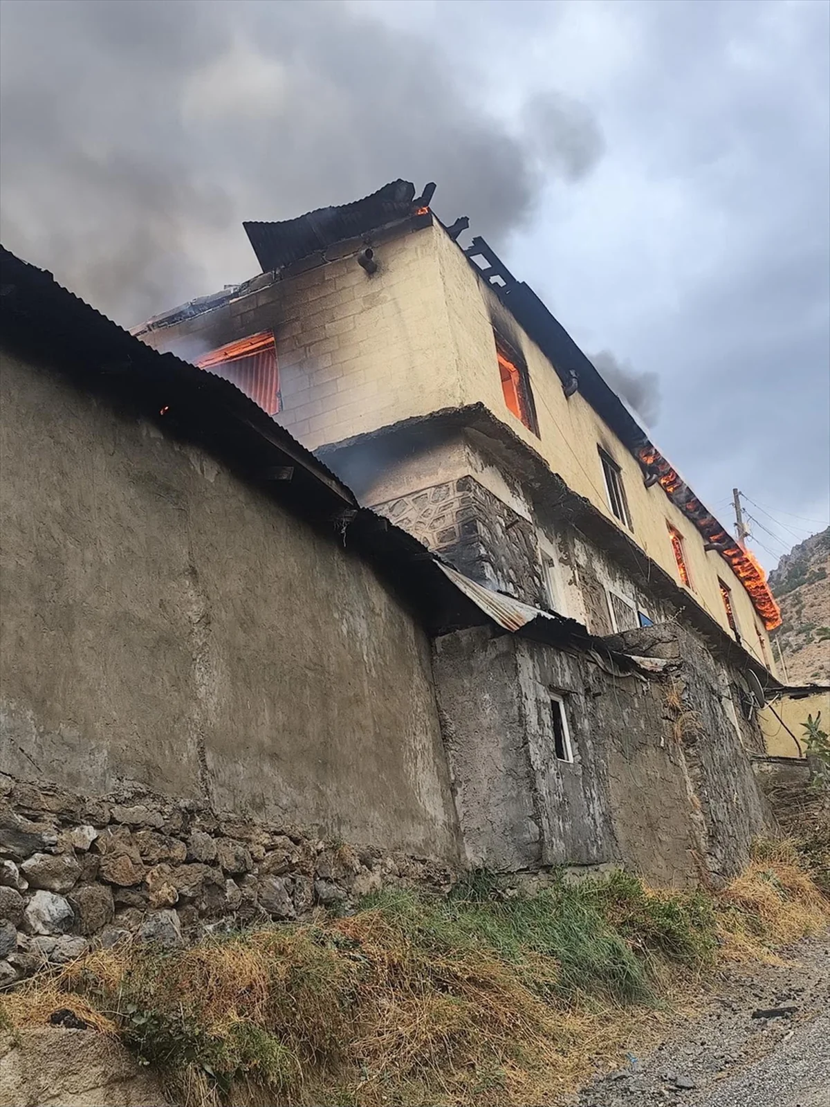 Hakkari Yüksekova'da kullanılmayan okuldaki yangın 4 saatte söndürüldü