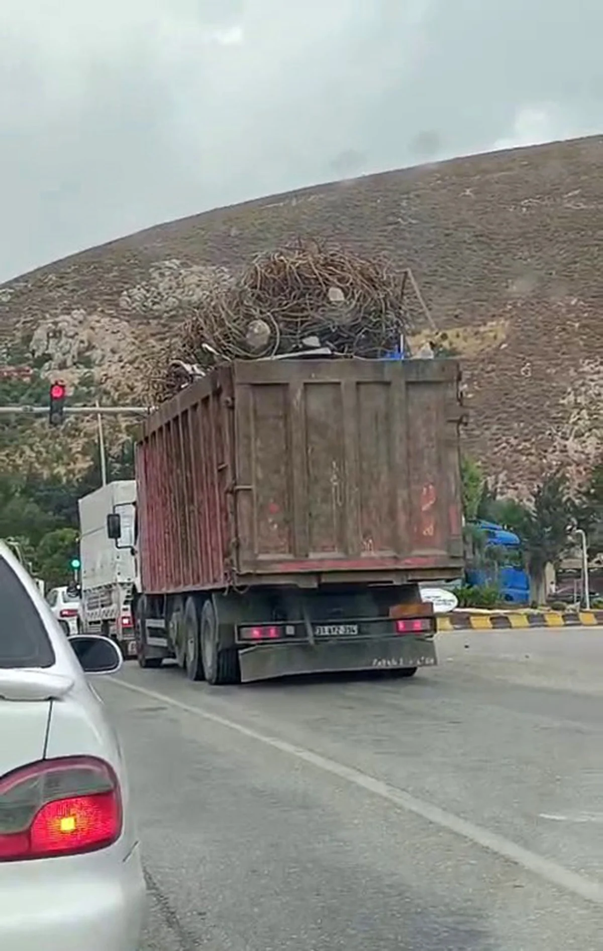 Hatay'da hurda demir yüklü tır trafikte tedirgin etti, sürücüye 3 bin TL ceza kesildi