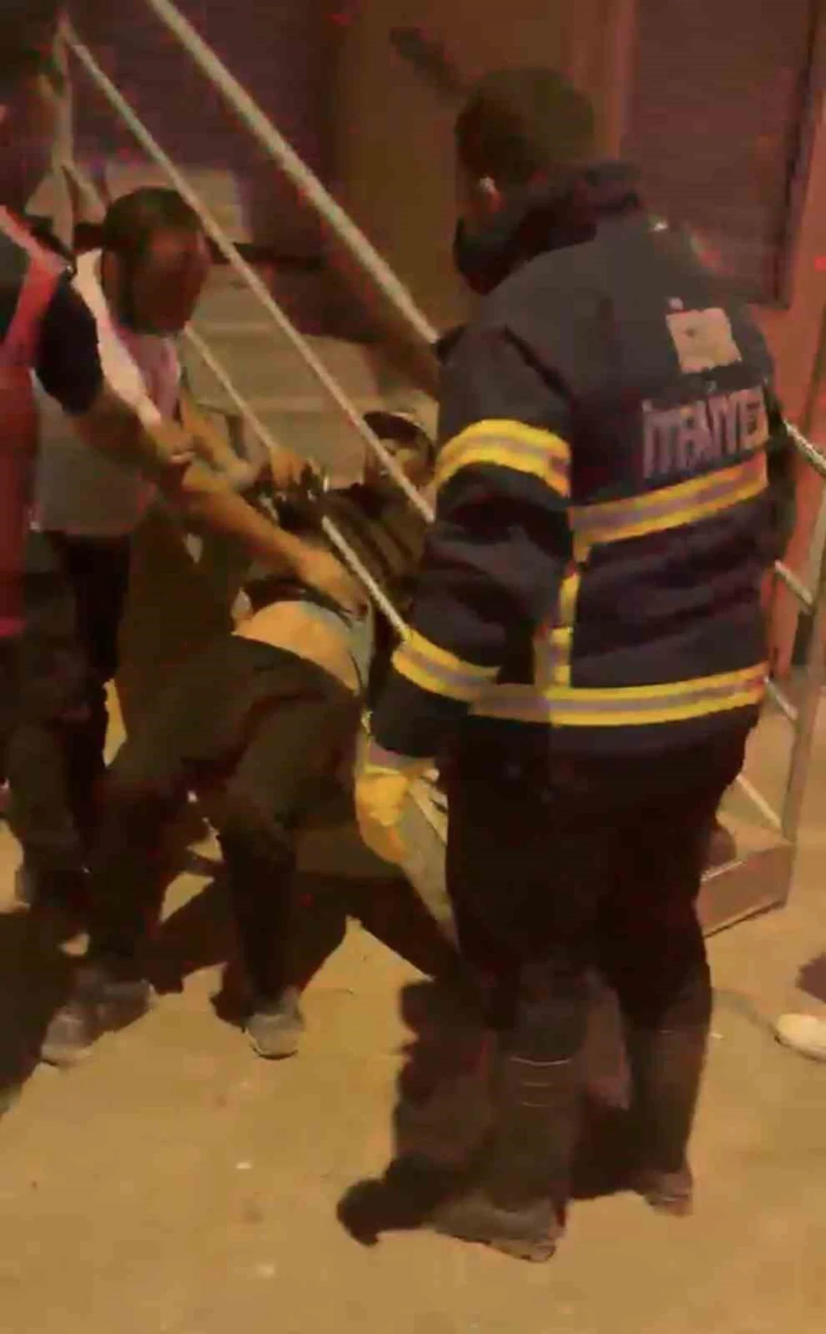 Iğdır'da korkuluklara sıkışan vatandaşı itfaiye kurtardı, sağlık ekibine teslim etti
