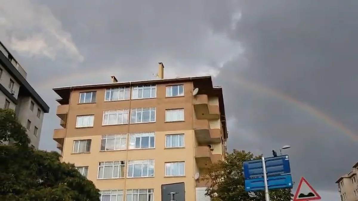 İstanbul Ataşehir'de yağmurun ardından sabah gökkuşağı oluştu