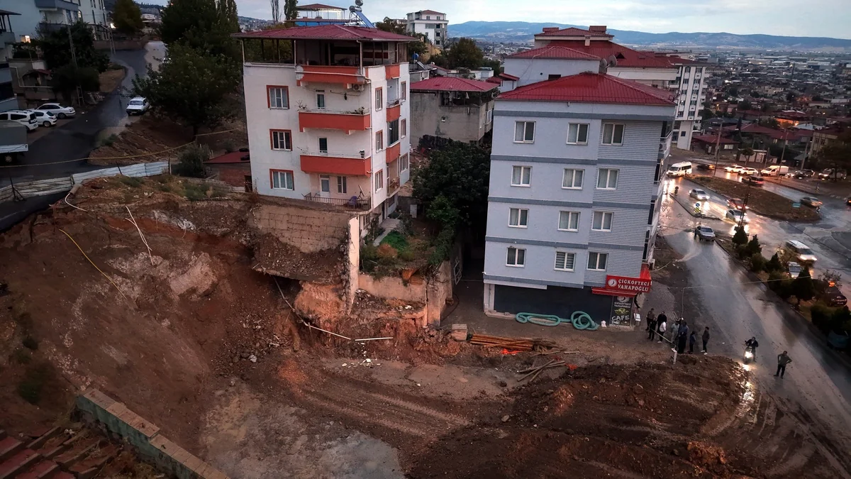 Kahramanmaraş'ta temel kazısında toprak kaydı, 2 bina boşaltıldı! Sakinlerden tepki: Biz öldükten sonra mı bakacaklar?