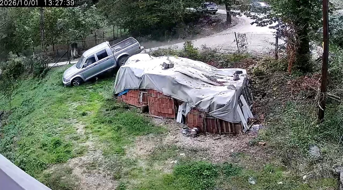 Karabük Yenice'de kamyonet otomobile çarpıp bahçeye uçtu, 3 kadın ölümden döndü