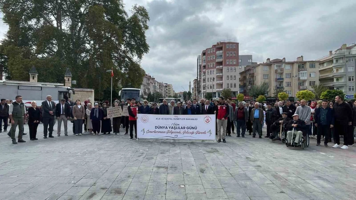 Karaman'da huzurevi sakinleri ve öğrenciler yaşlılar için farkındalık yürüyüşü yaptı