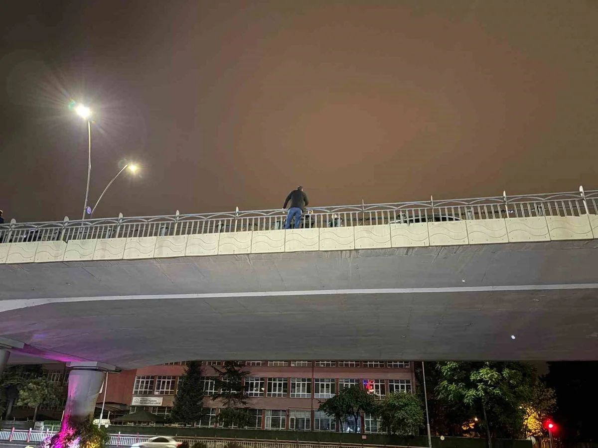 Kayseri Kocasinan'da intihar için köprüye çıkan şahıs polis iknasıyla indirildi