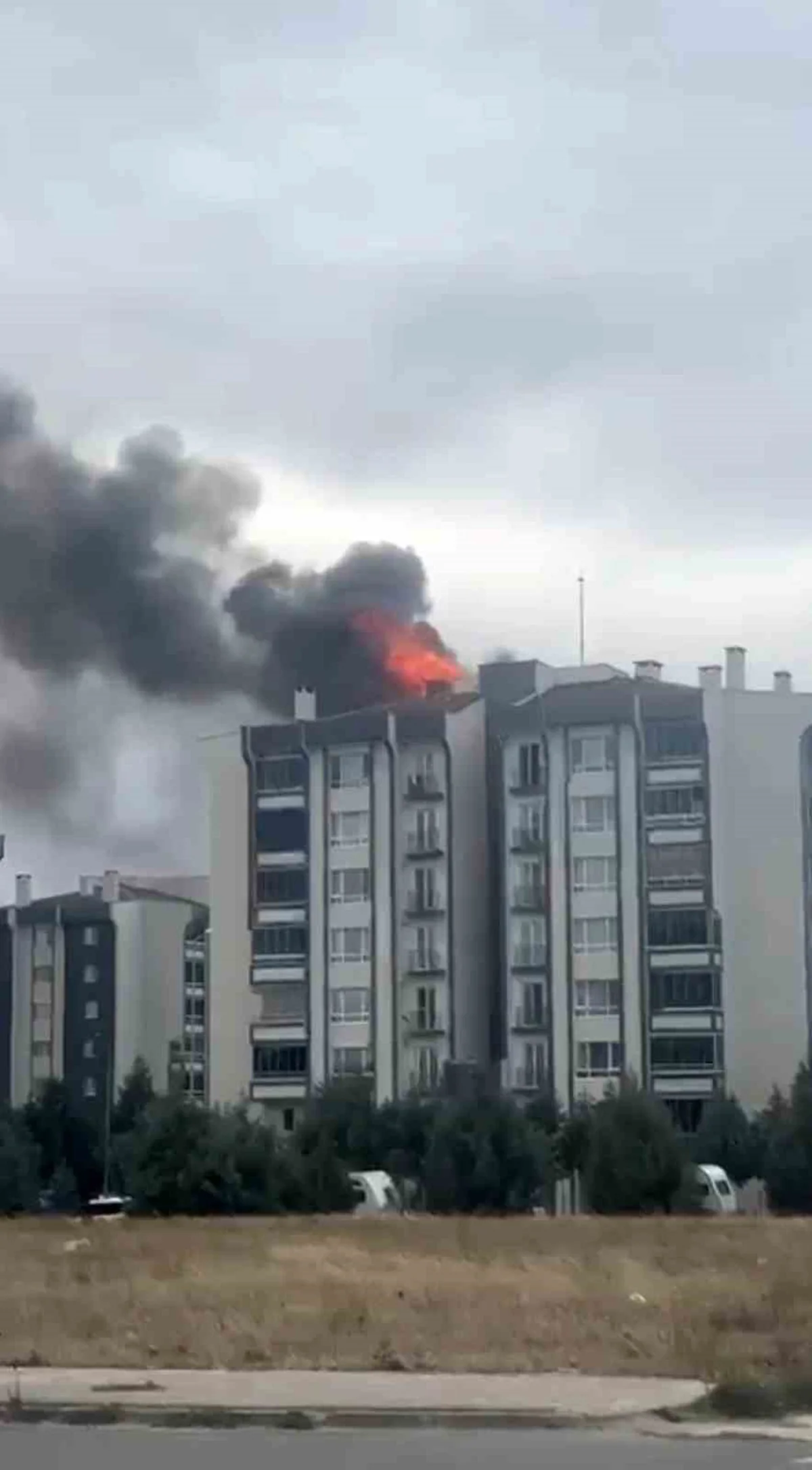 Kırklareli Lüleburgaz'da toplu konutta çatı yangınında alevler metrelerce yükseldi