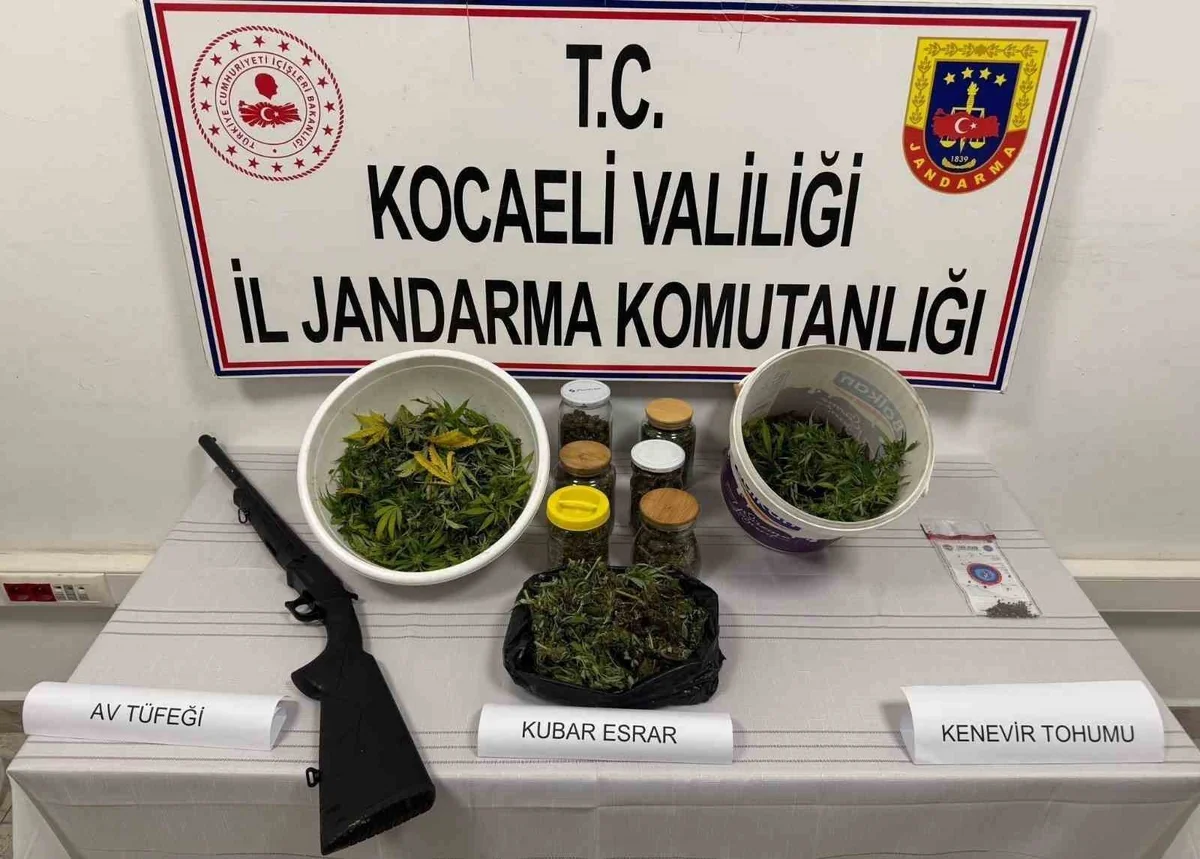 Kocaeli Karamürsel'de 3 kilo 500 gram esrar ele geçirildi, 2 şüpheli yakalandı
