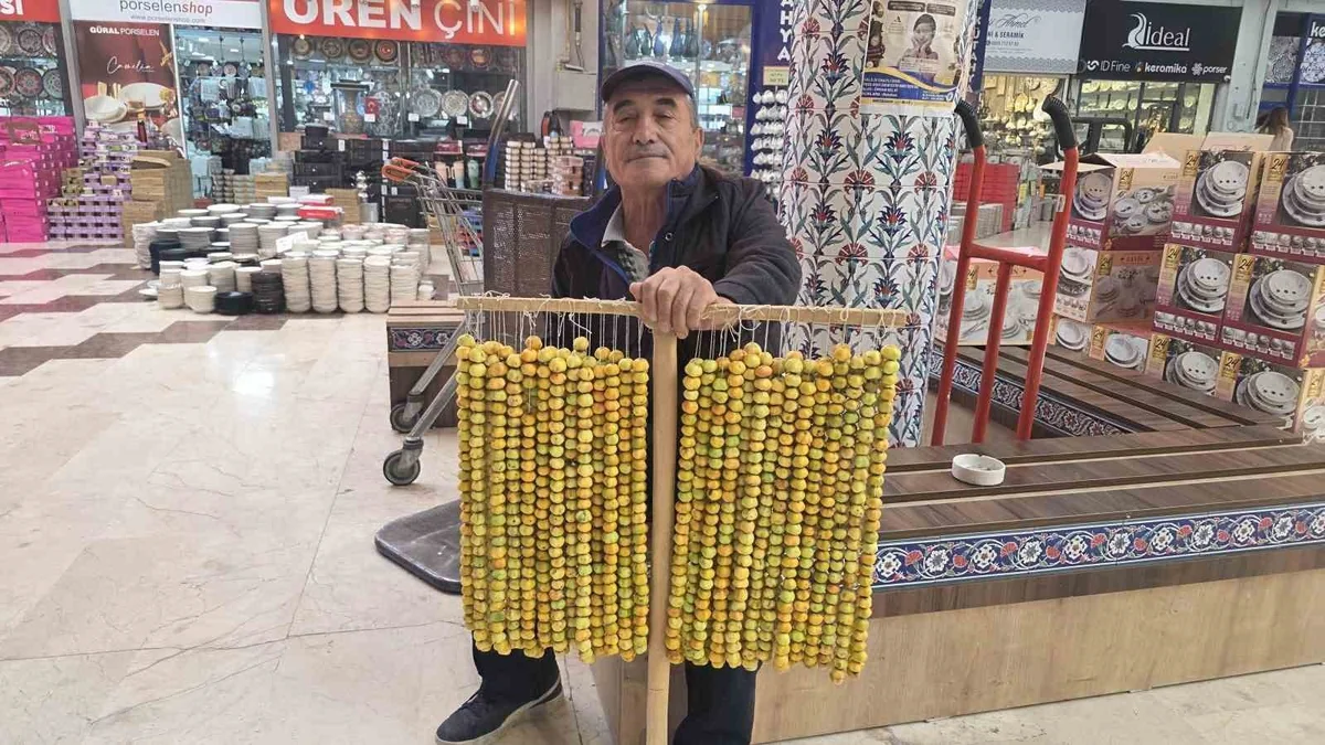 Kütahya'da dağlardan toplanan alıç tezgahlarda kilosu 50 liradan satılıyor