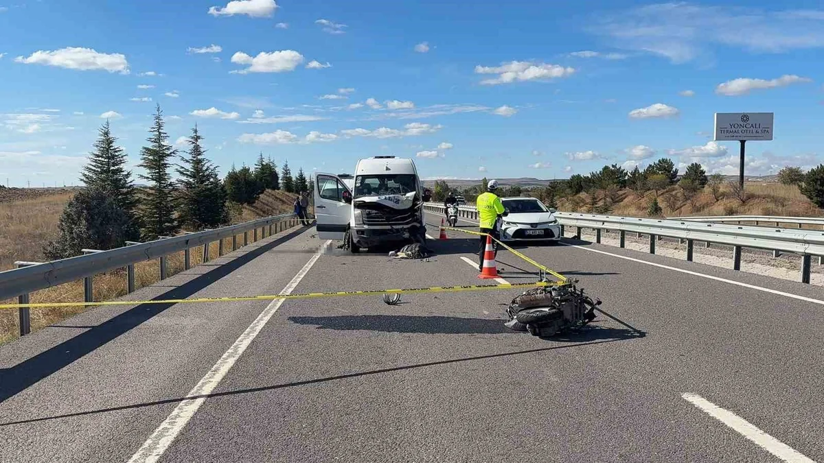Kütahya-Tavşanlı yolunda minibüsle çarpışan motosikletin 23 yaşındaki sürücüsü öldü
