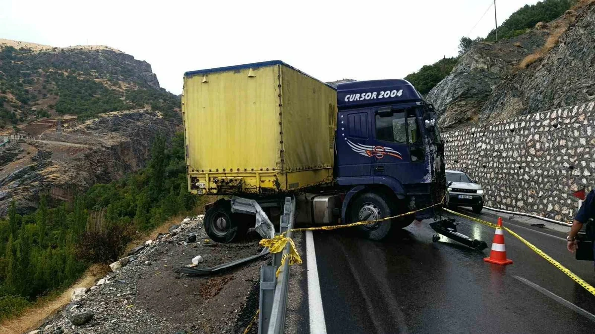 Malatya Doğanşehir'de tır bariyerlere çarparak askıda kaldı, sürücü yaralandı