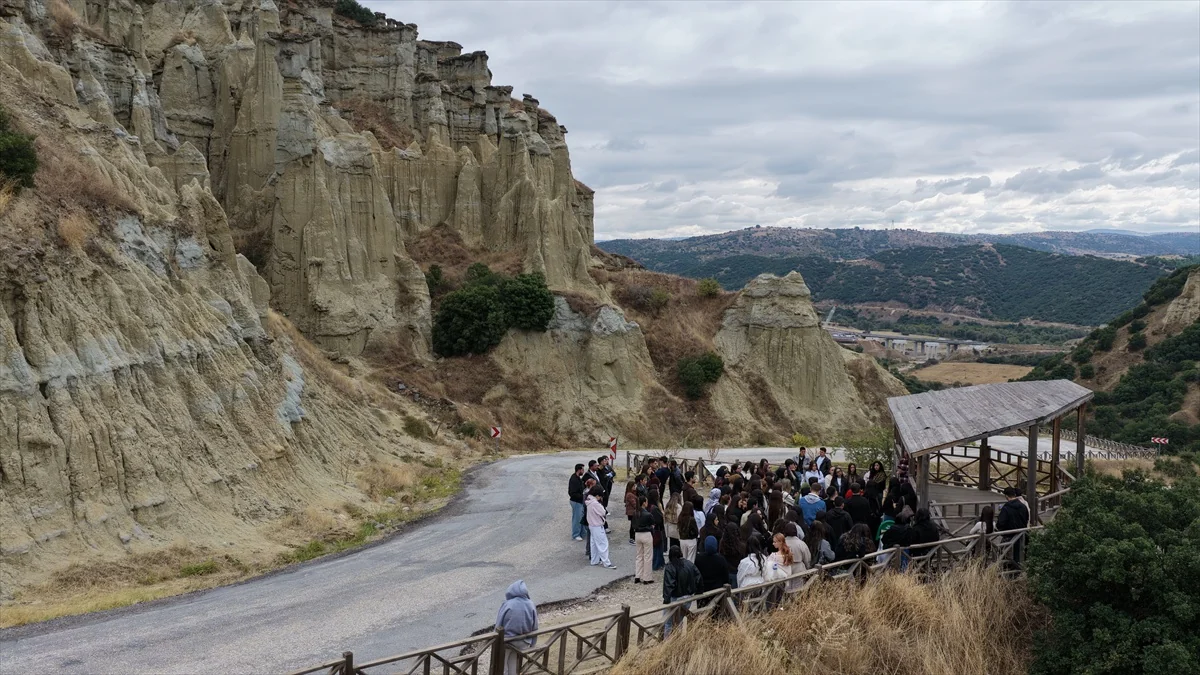 Manisa Celal Bayar Üniversitesinden 150 öğrenci Kula-Salihli Jeoparkı'nı gezdi