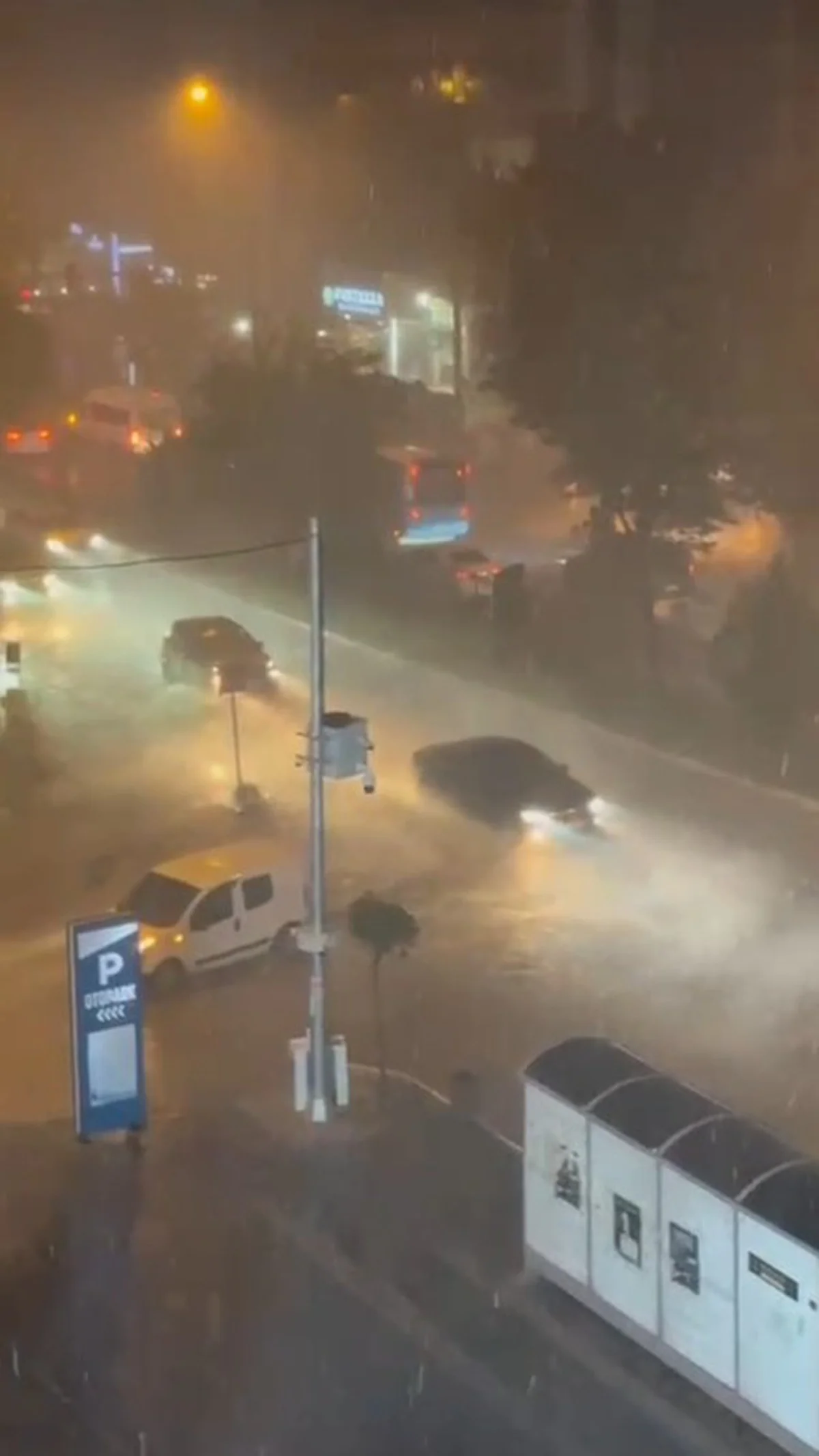 Mardin Artuklu'da sağanak ve dolu hayatı olumsuz etkiledi, iş yerlerini su bastı