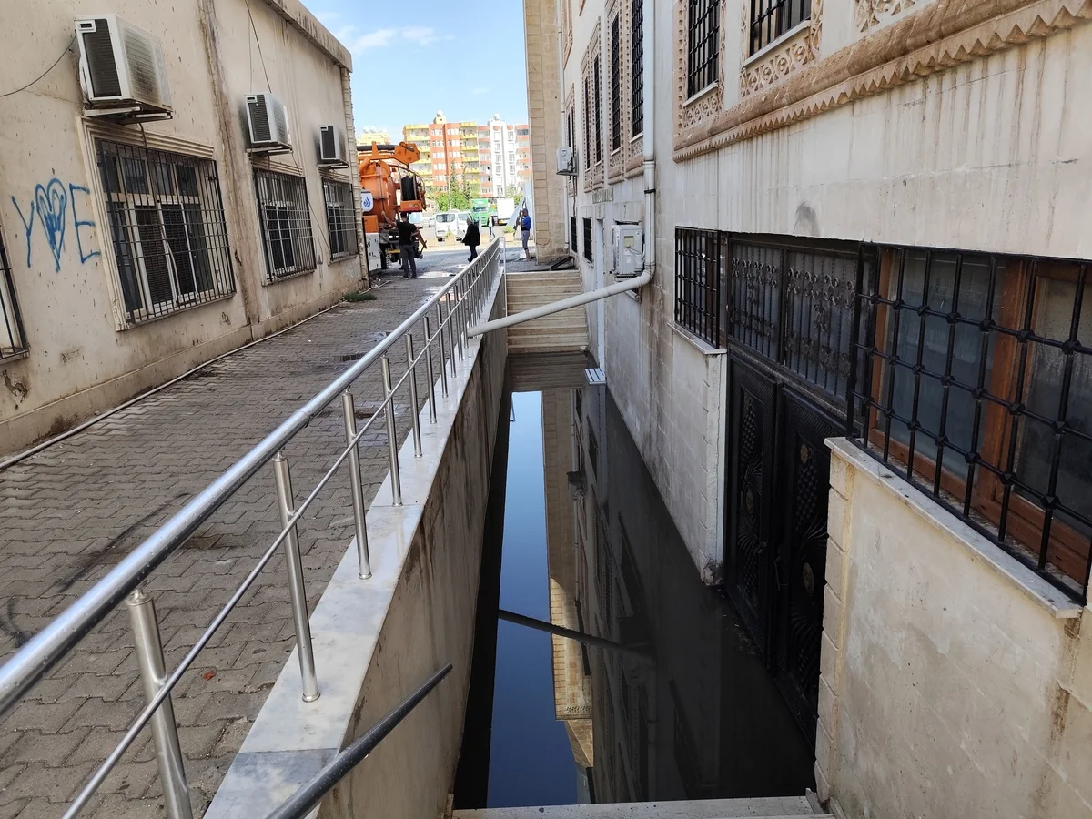 Mardin'de sağanak rögarları taşırdı, Kızıltepe'de Kur'an kursu ve taziye evini su bastı
