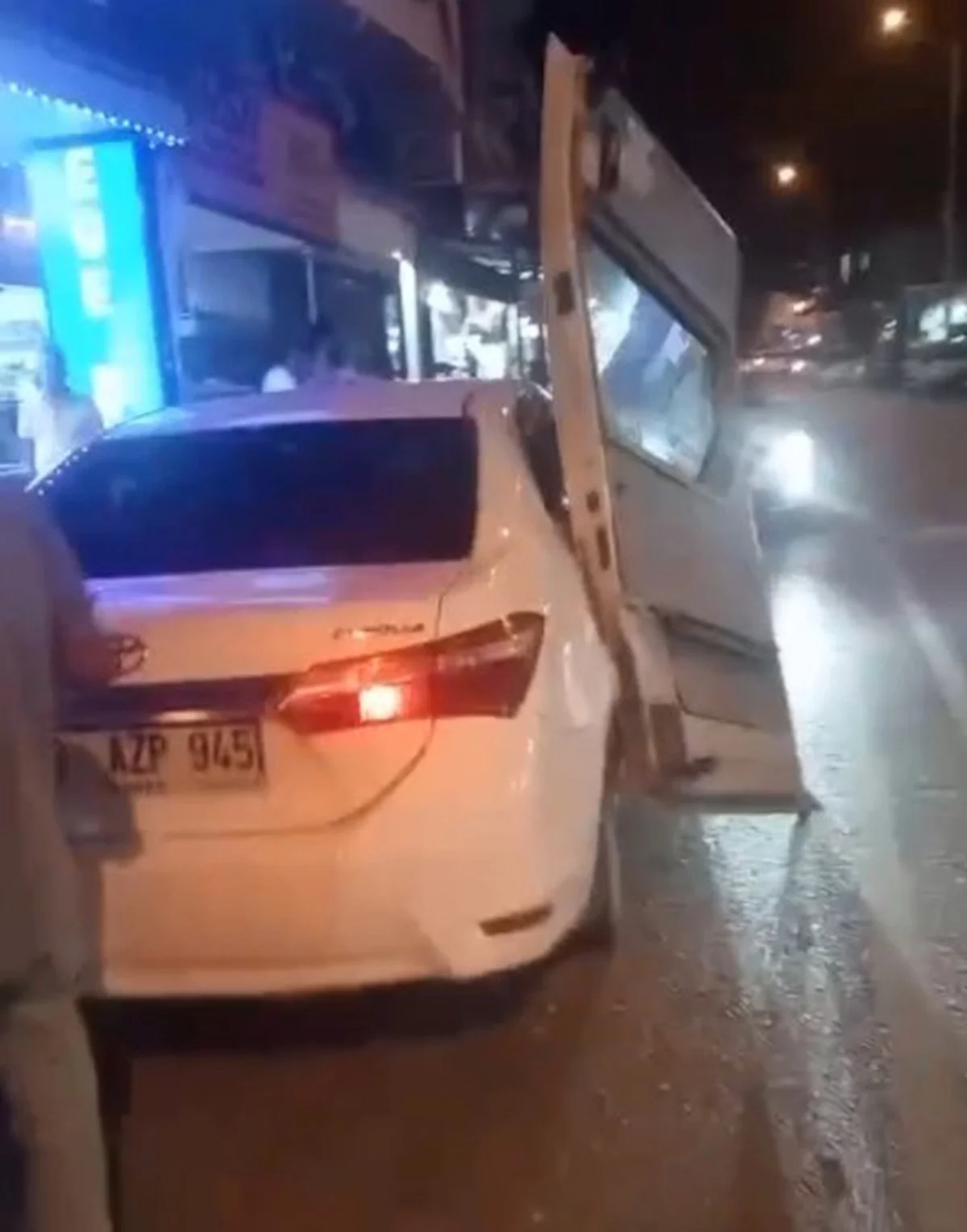 Mersin Erdemli'de minibüs otomobile çarptı, minibüsün kapısı otomobile saplandı