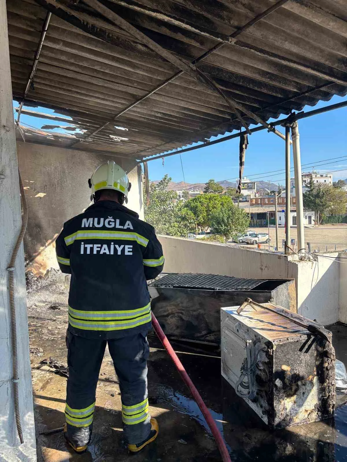 Muğla Bodrum'da buzdolabından çıkan yangın itfaiye ekiplerince söndürüldü