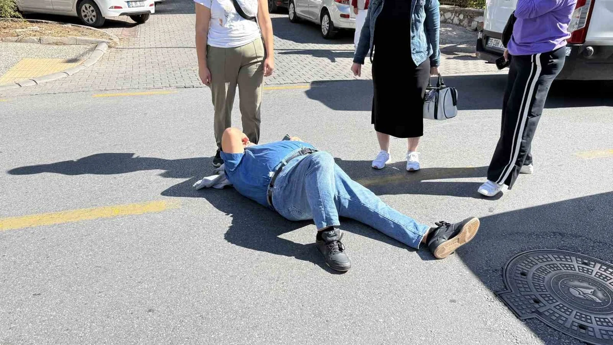 Muğla Menteşe'de geri manevra yapan ticari araç, yaşlı vatandaşa çarparak yaraladı